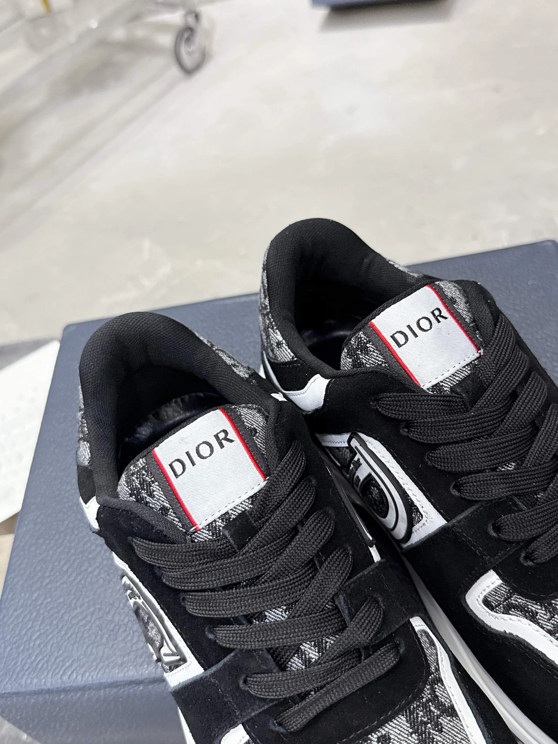 👟👟Ex-factory price 540👟👟 Dior Dior’s latest color matching B30 series dad sneakers. Original version 18,000💰 purchased for development and production. Brand new B30 sneakers. Dad Shoes style shoes that follow the trend of the retro market. The Dior logo on the tongue also indicates that this pair of shoes is the B30 model! B30 uses fine-textured leather and mesh cloth materials to form a shoe body. There are conspicuous letters CD on both sides of the shoe body to indicate identity. Many lines on the shoe body outline details to make the shoes look less monotonous and full of retro flavor. The delivery counter is exquisitely packaged🛍📦 ▪️Fabric: Original customized technical fabric + mesh ▪️Inner lining: Customized breathable lining ▪️Outsole: Original molded IP foam + TPU outsole ▪️Sole thickness: 3.5CM ▪️Size: Men’s size 39-45